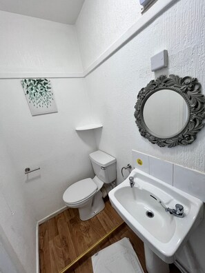 Shower, free toiletries, hair dryer, towels - Harbour Hotel (Skegness)