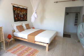 Habitación doble estándar, 1 cama matrimonial, baño privado, junto a la alberca | Decoración personalizada y muebles diferentes 