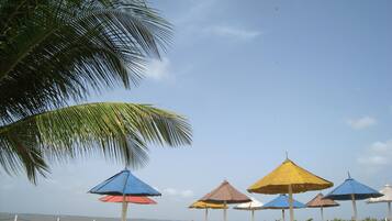 Playa en los alrededores y playa de arena blanca