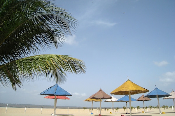 Ranta lähistöllä, valkoista hiekkaa