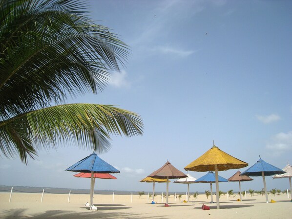 Nära stranden och vit sandstrand