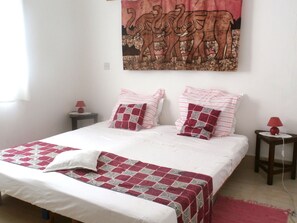 Habitación doble superior, 1 cama King size, baño privado, planta baja | Decoración personalizada y muebles diferentes 