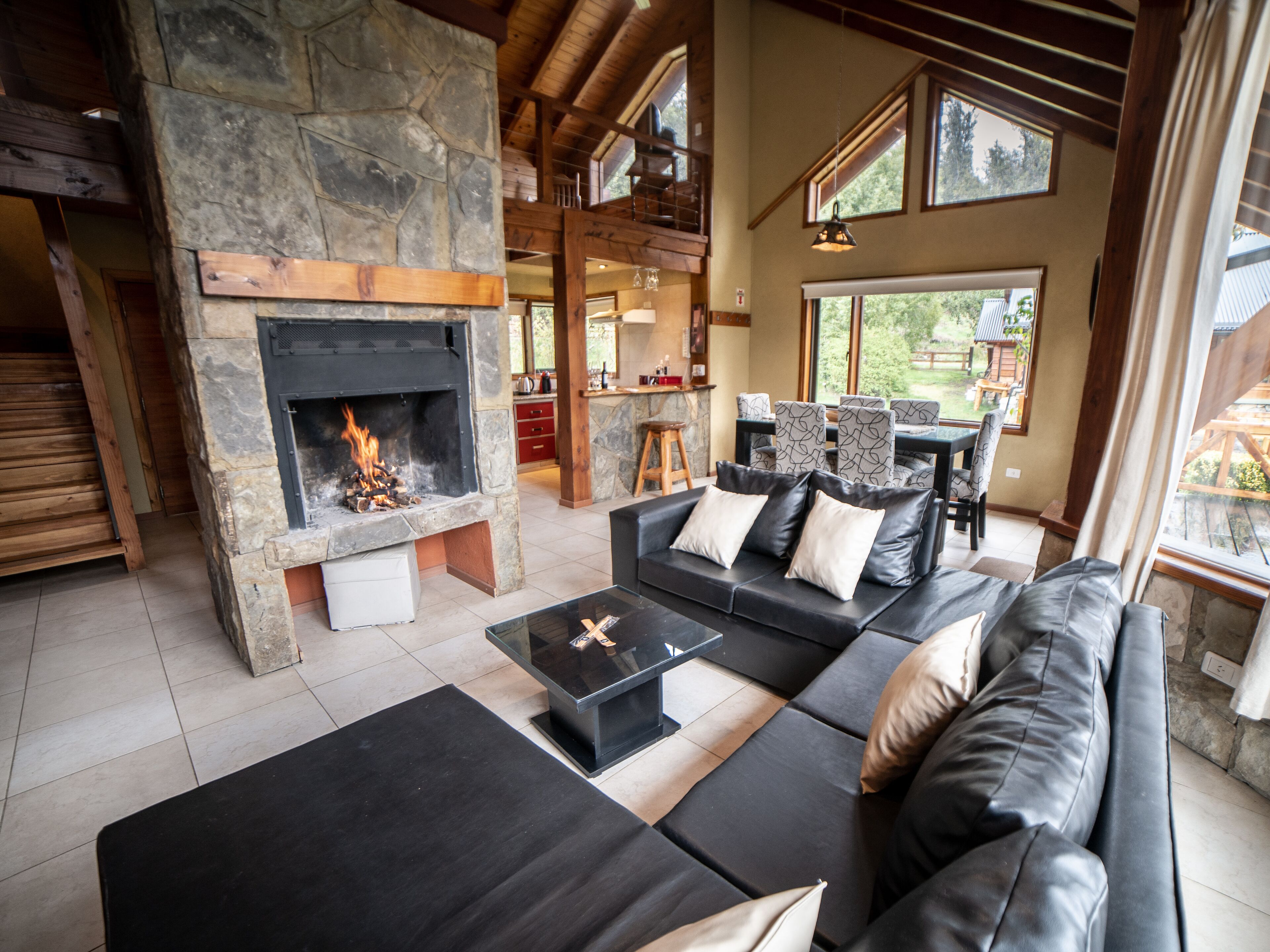 Cabane Familiale | Coin séjour | TV connectée de 42 pouces avec chaînes par satellite, télévision