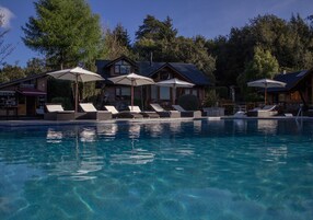 Piscina interna, piscina externa, guarda-sóis, espreguiçadeiras