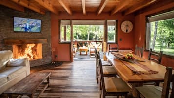 Grand Cabin | Living area | 42-inch Smart TV with satellite channels, TV, foosball