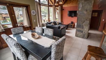 Perhemökki | Oleskelualue | Älytelevisio, pöytäjalkapallopöytä, pöytätennispöytä