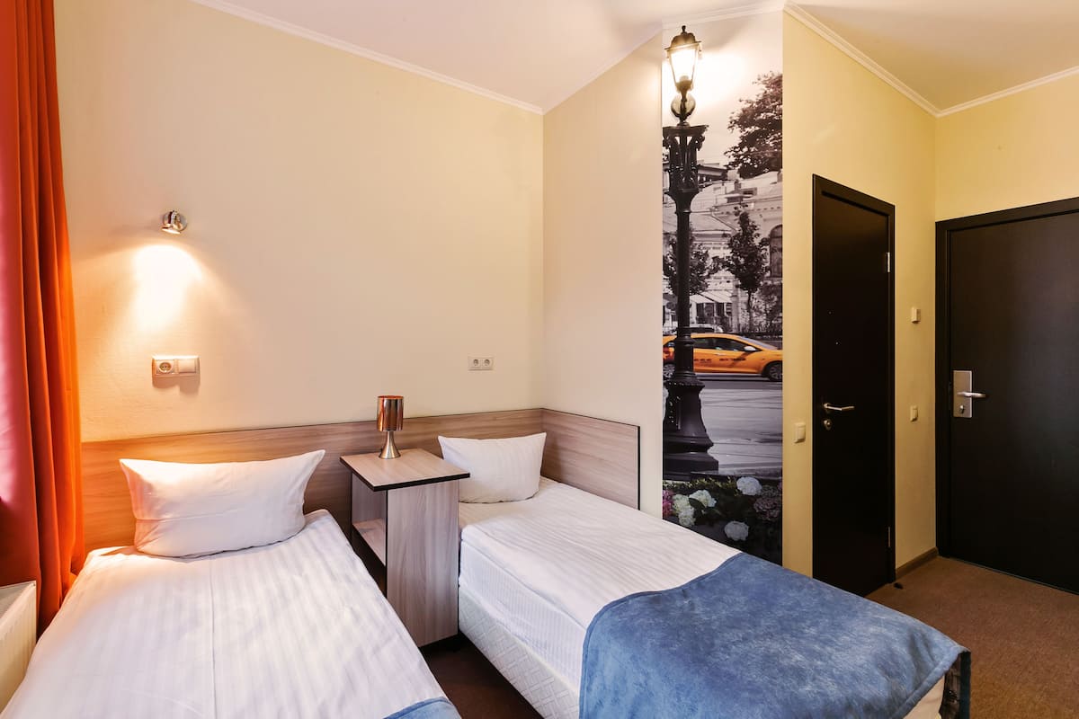 Habitación económica con 1 cama matrimonial o 2 individuales | Escritorio, insonorización, tabla de planchar con plancha y camas extra