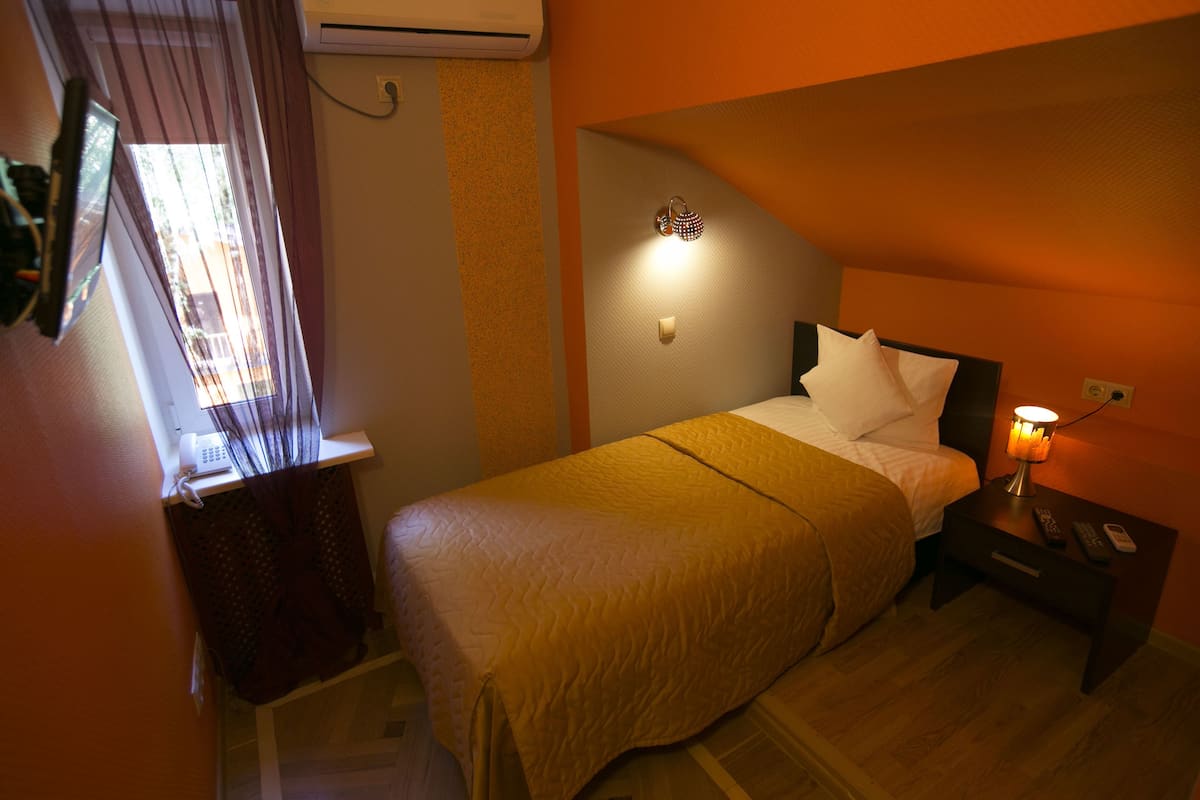 Habitación individual estándar, 1 cama individual | Escritorio, insonorización, tabla de planchar con plancha y camas extra
