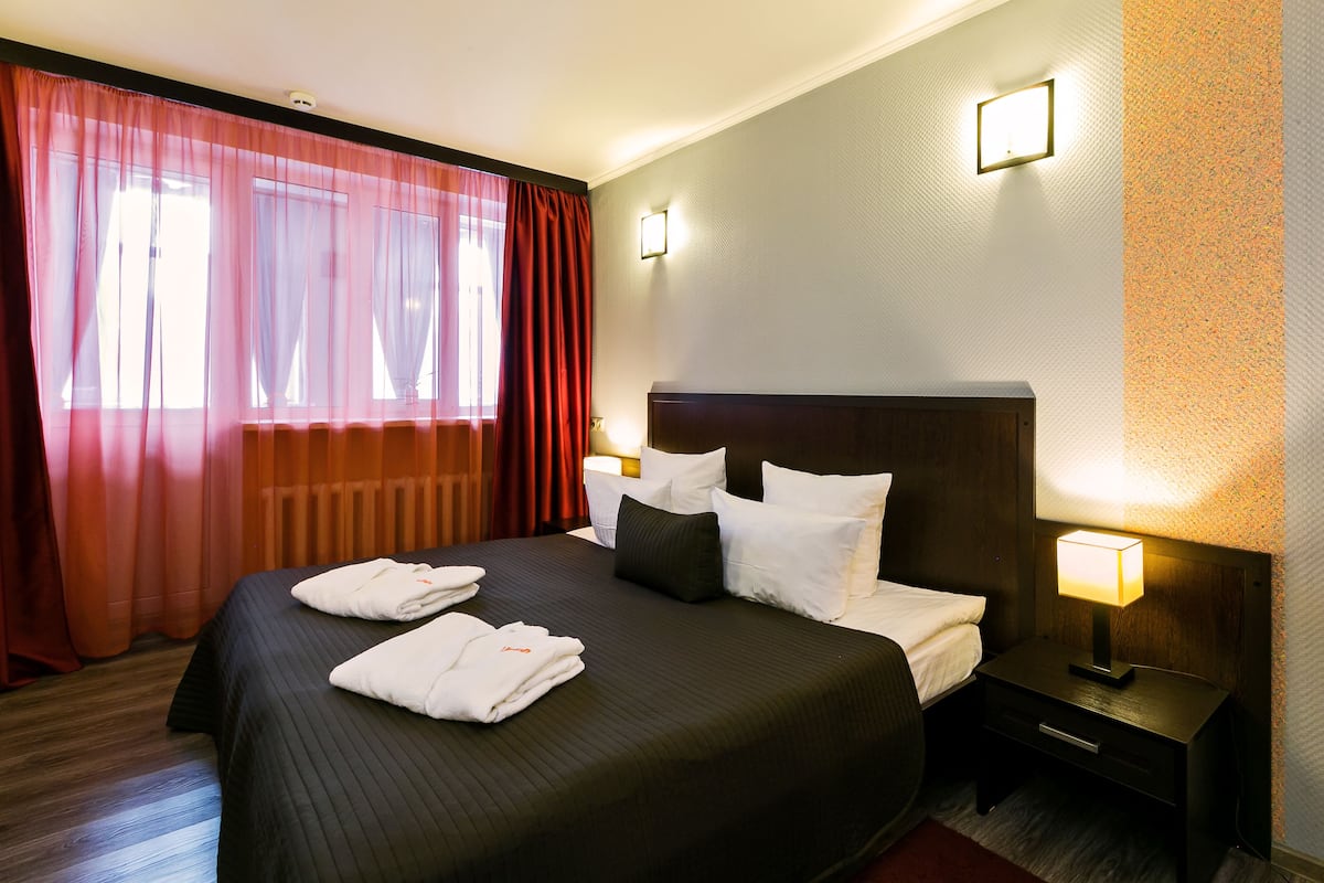 Suite de lujo, 1 cama King size y sofá cama, balcón | Escritorio, insonorización, tabla de planchar con plancha y camas extra