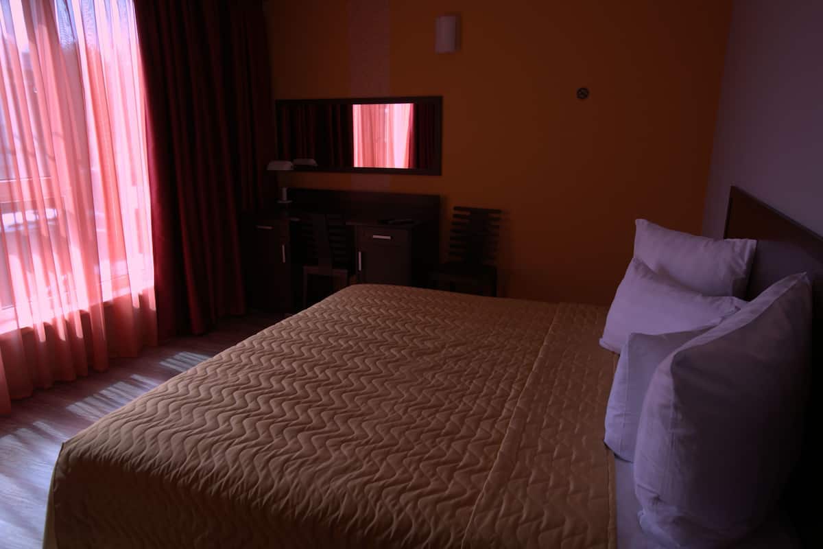 Suite Confort, 1 cama King size y sofá cama | Escritorio, insonorización, tabla de planchar con plancha y camas extra