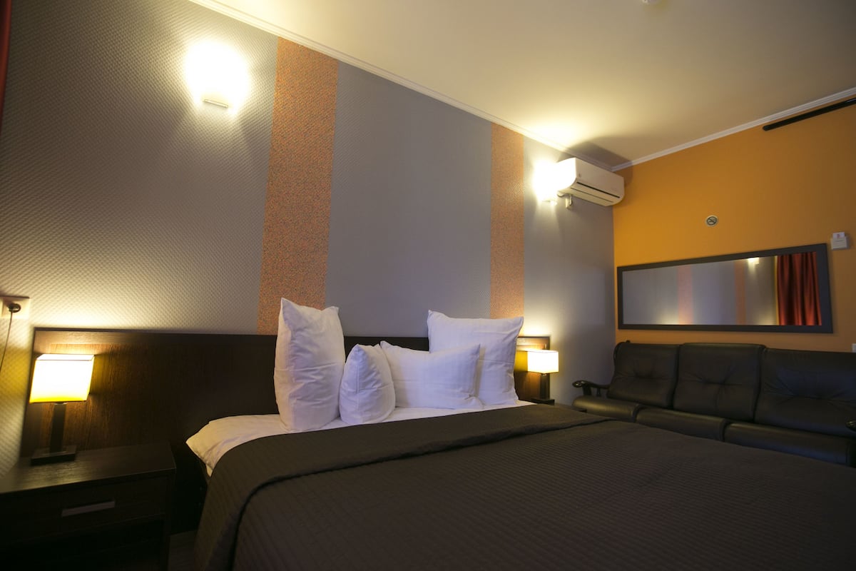 Habitación doble junior, 1 cama King size, balcón | Escritorio, insonorización, tabla de planchar con plancha y camas extra