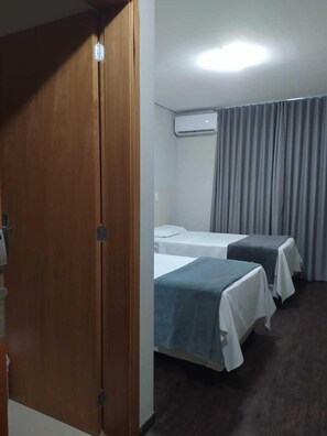 Habitación individual básica | Minibar, sistema de insonorización, wifi gratis y ropa de cama