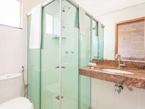 Shower, free toiletries, hair dryer, towels - Front Hotel Expominas (Belo Horizonte)