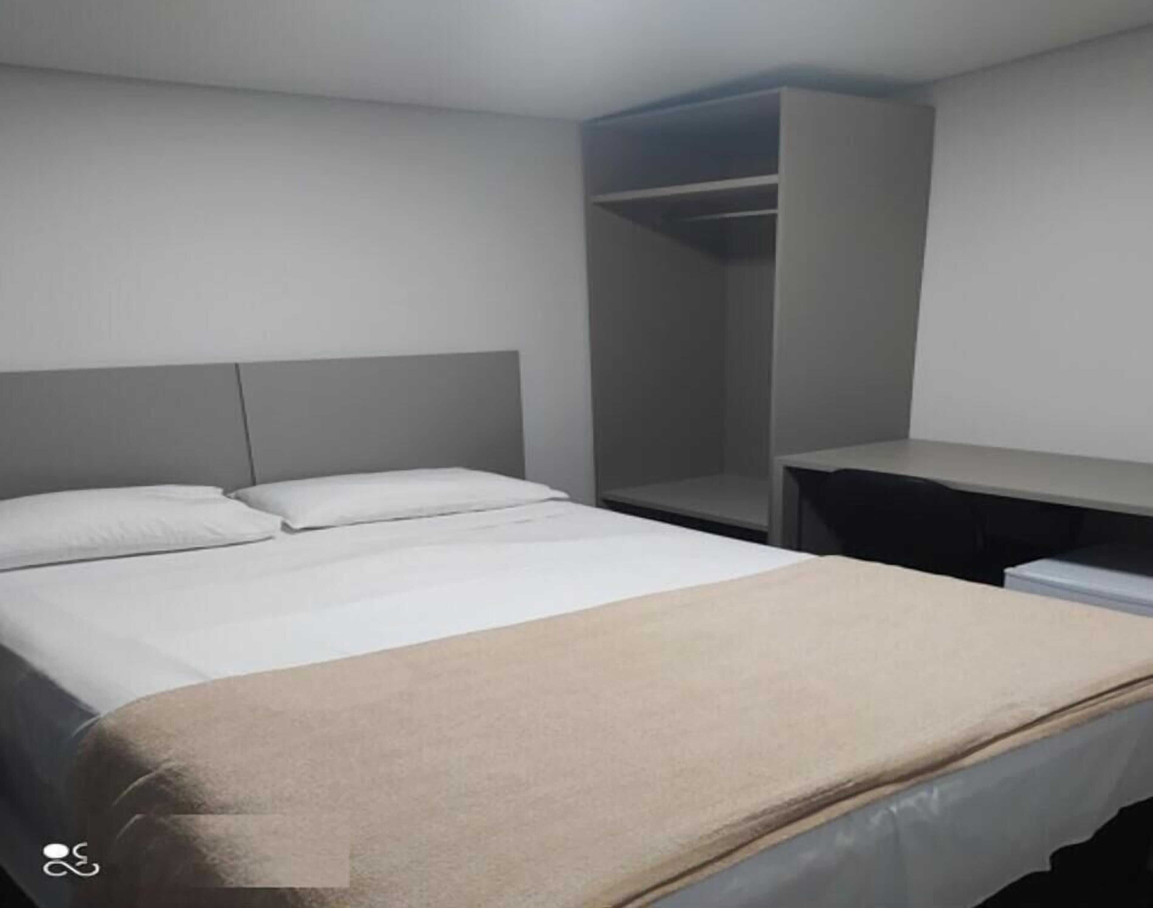 Minibar, soundproofing, free WiFi, bed sheets