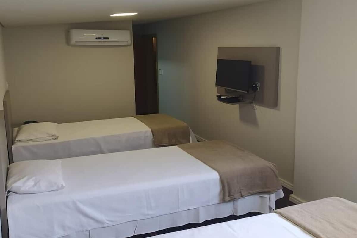 Economy driepersoonskamer | Een minibar, geluiddichte muren, gratis wifi, beddengoed