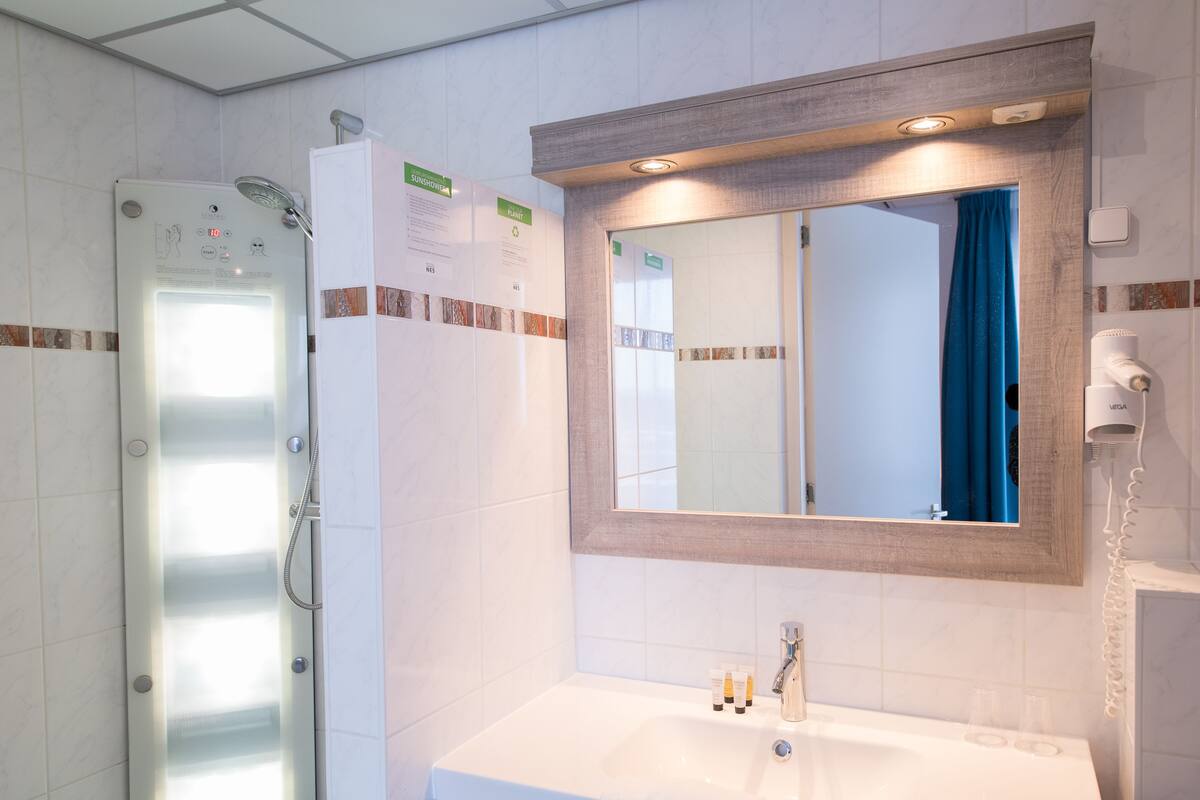 comfort double room, 1 bedroom | bathroom | shower, free toiletries, hair dryer, towels