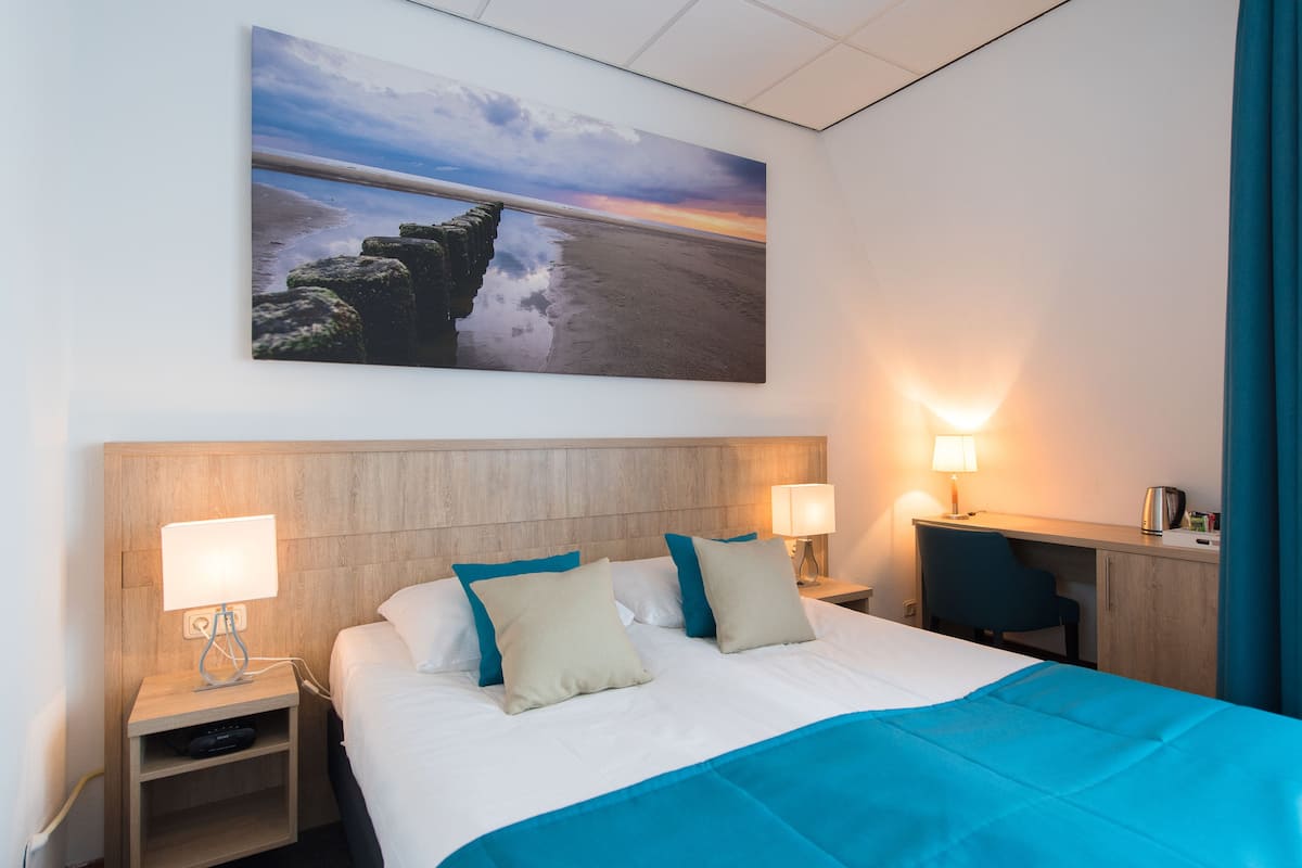 standard double room, 2 single beds | minibar, in-room safe, desk, free wifi