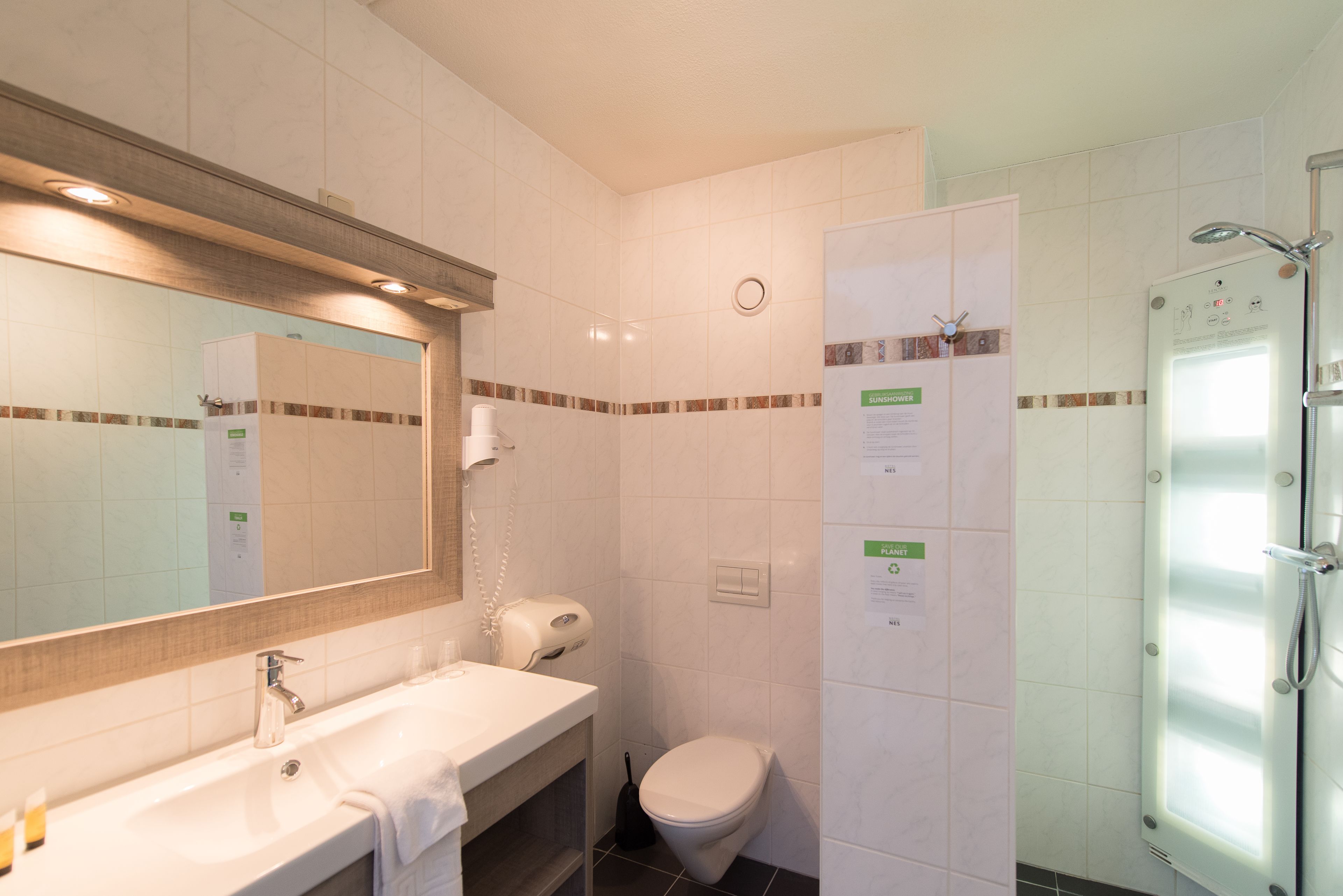 deluxe double room, 1 bedroom | bathroom | shower, free toiletries, hair dryer, towels