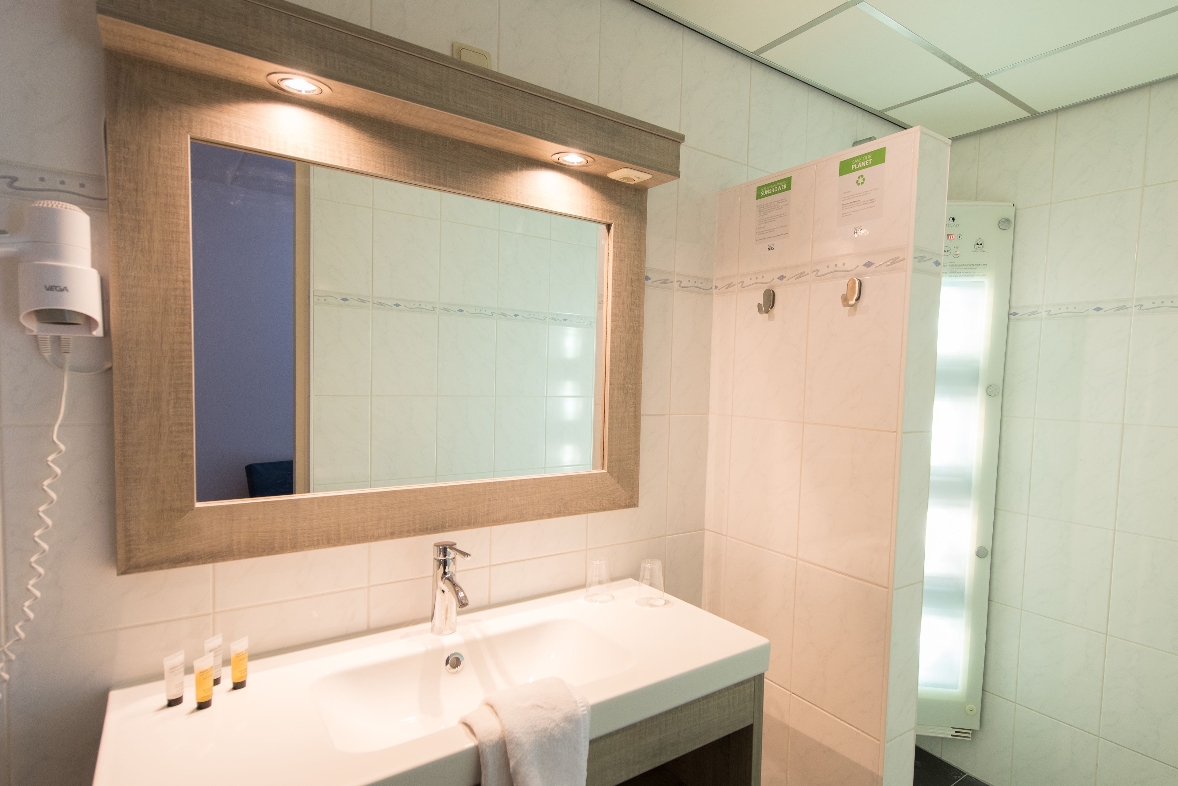 deluxe double room, 1 bedroom | bathroom | shower, free toiletries, hair dryer, towels