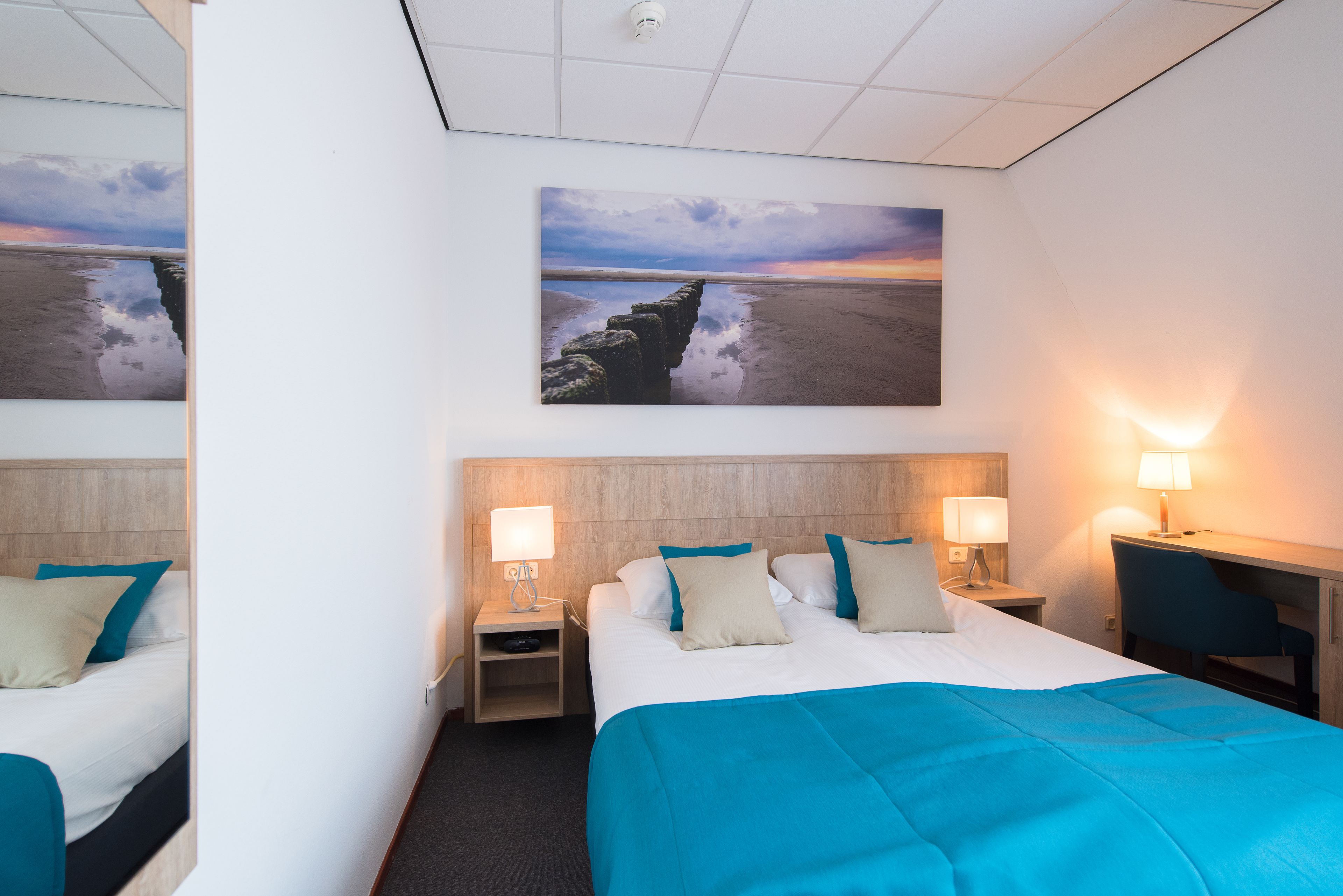 standard double room, 2 single beds | minibar, in-room safe, desk, free wifi