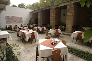 Serveert lunch en diner, internationale gerechten