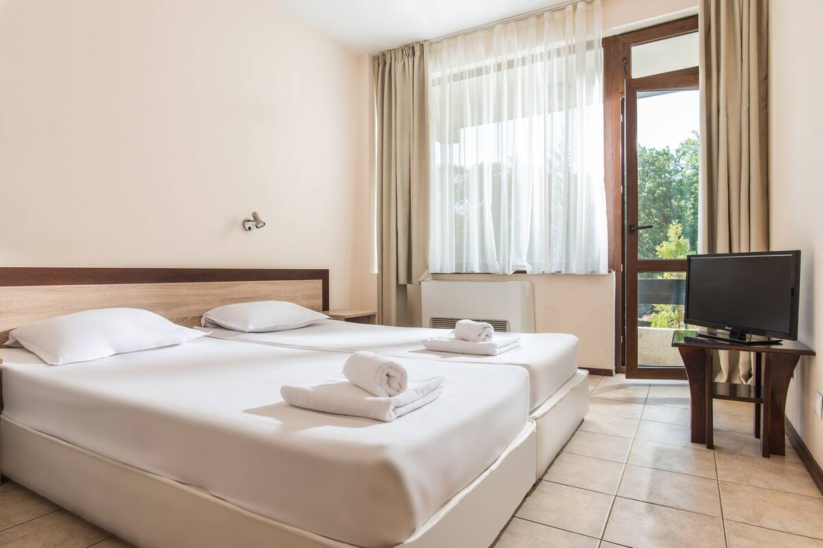 Kamer, 1 twee- of 2 eenpersoonsbedden | Een bureau, gratis babybedden, gratis wifi