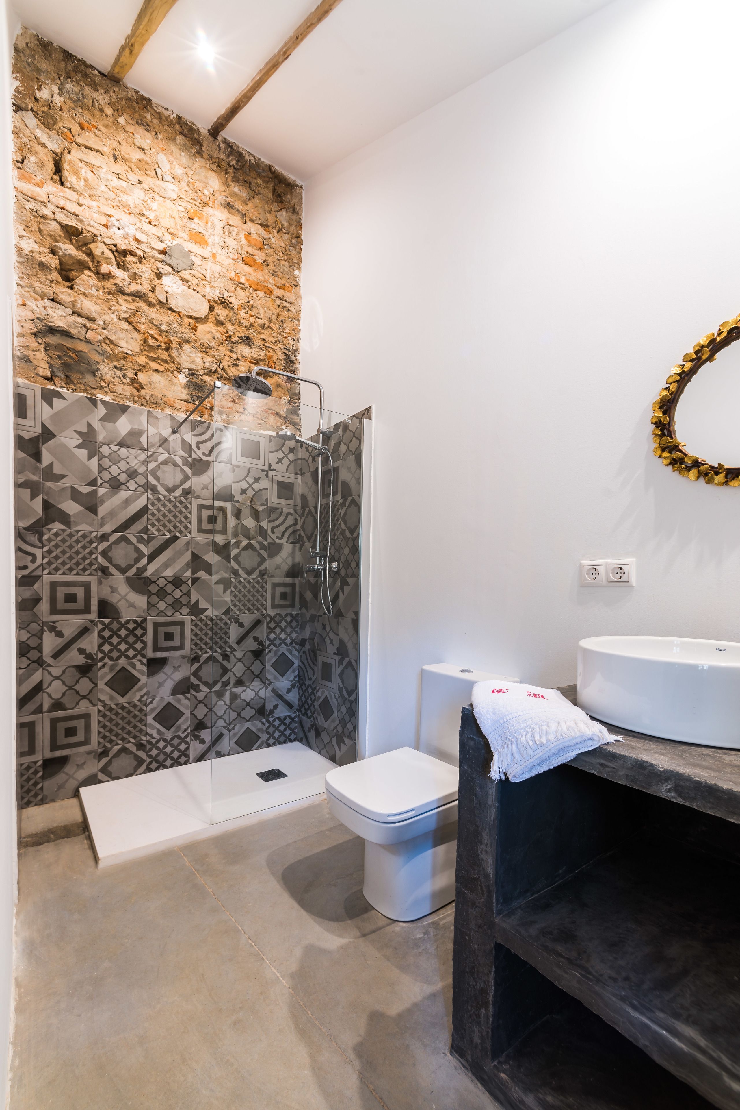 Suite Junior | Bagno | Doccia, set di cortesia gratuito, asciugacapelli, asciugamani