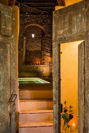 Hot springs, Turkish bath, hot stone massages, sports massages, facials. Balneario Aguas Villaharta
