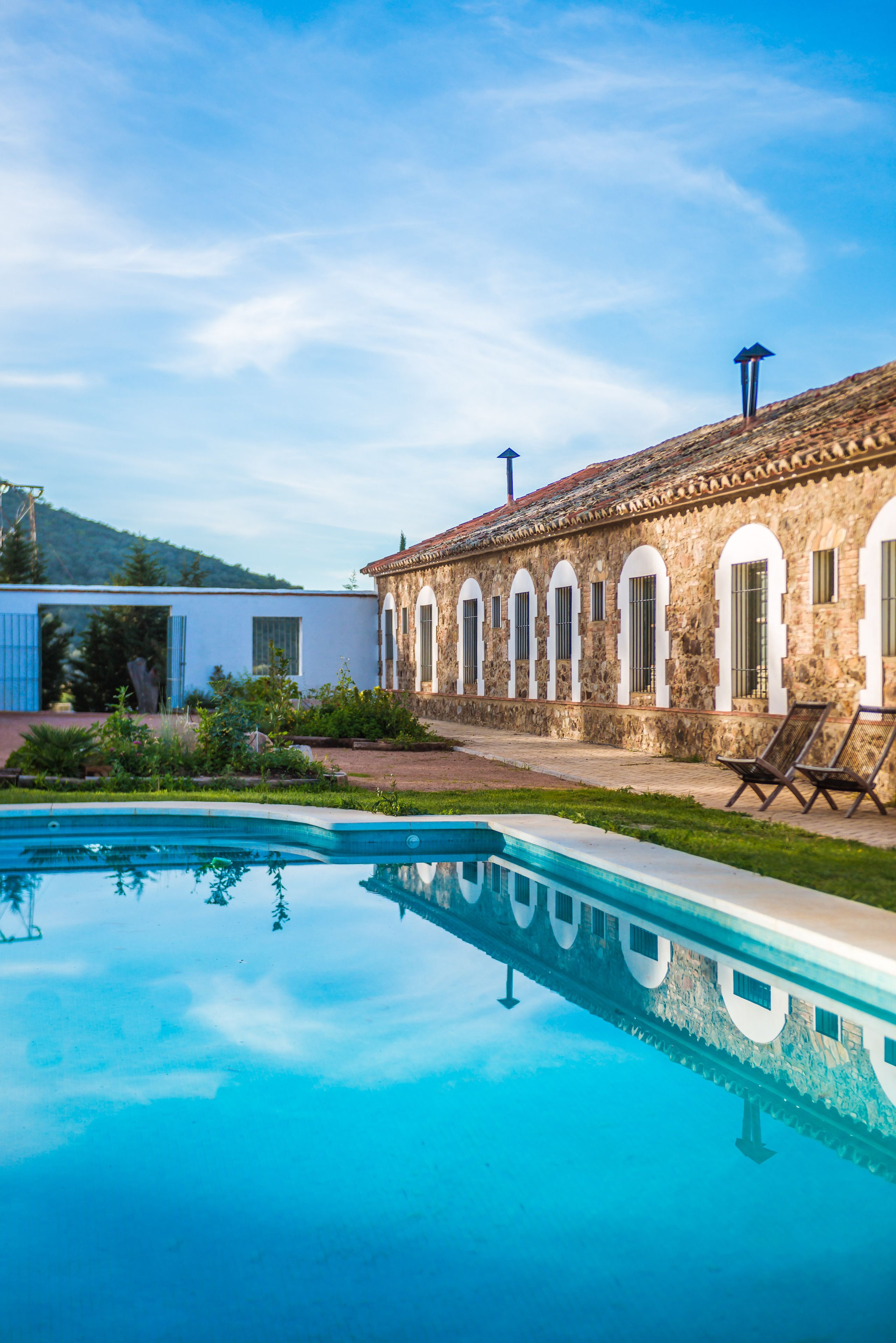 Piscina stagionale all'aperto, ombrelloni da piscina, lettini