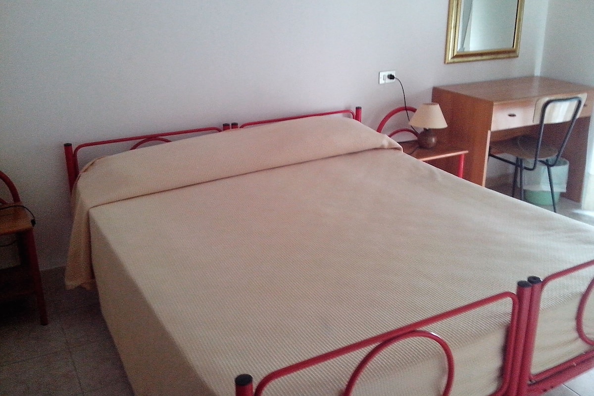 Een minibar, een bureau, babybedden, extra bedden