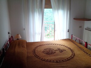 Bar mini, meja, katil bayi/kot (surcaj), katil lipat simpan/tambahan 