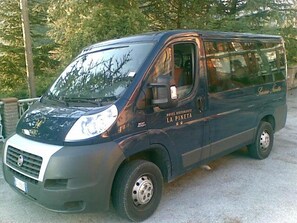 Tempat letak kenderaan sendiri percuma 