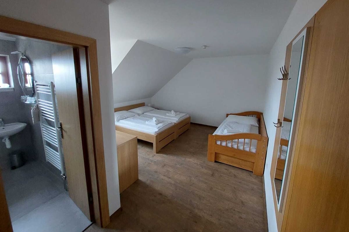 Standard Double Room | Meja, katil bayi/kot (percuma), cadar katil 