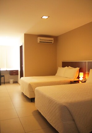 Double Room | Bathroom | Shower, free toiletries, towels - Torre Hotel Ejecutivo (Santa Cruz)