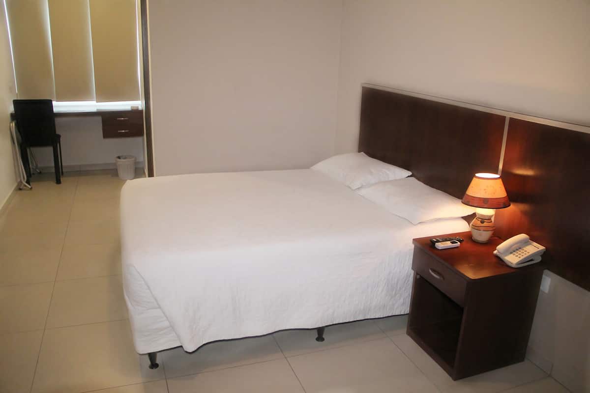 Roupas de cama premium, frigobar, cofres nos quartos, escrivaninha