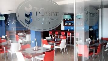 Phục vụ bữa sáng, bữa trưa, bữa tối, món ăn mang phong cách quốc tế