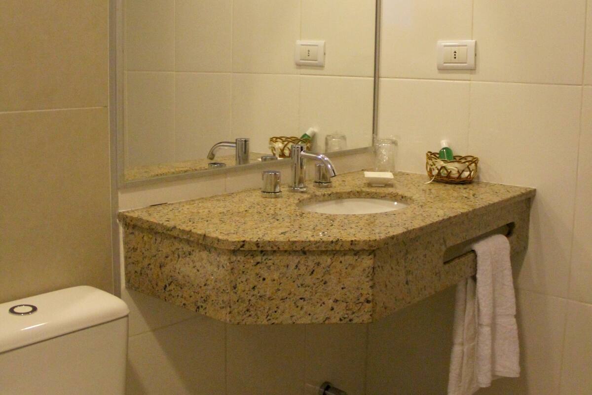Ducha, artículos de higiene personal gratuitos y toallas