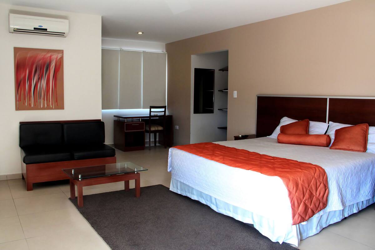 Suite | Ropa de cama de alta calidad, minibar, caja fuerte y escritorio