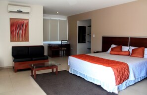 Suite | Ropa de cama de alta calidad, minibar, caja fuerte y escritorio