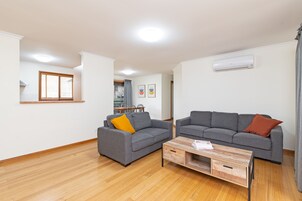 华丽双人房 | 起居区 | 32-英寸纯平电视 （配备数码频道）、电视