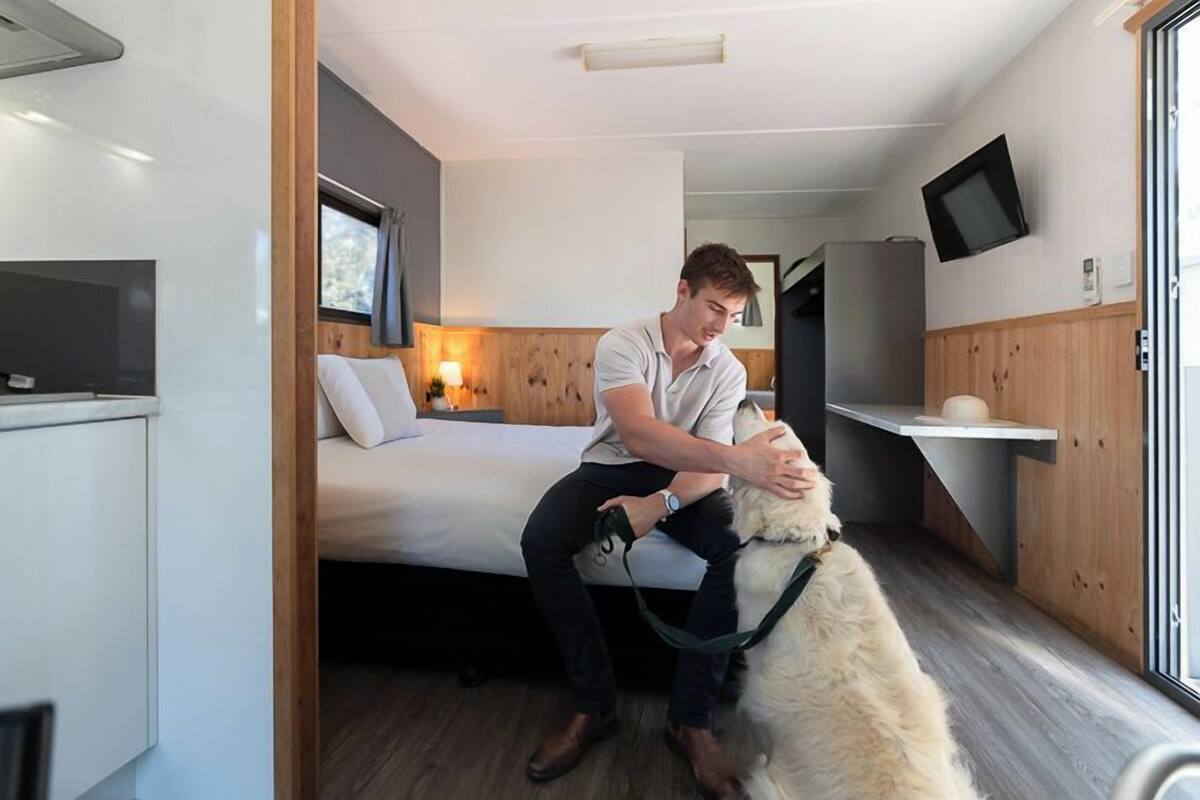 Standard Cabin (Sleeps 4) | WiFi (free), bed sheets