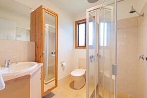 Deluxe Double Room | Bathroom | Shower, free toiletries, hair dryer, towels - Adelaide Caravan Park (Hackney)