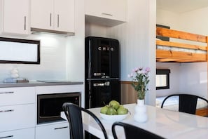 Cabaña estándar | Cocina básica privada | Nevera en la zona común, microondas, placa de cocina y tostadora