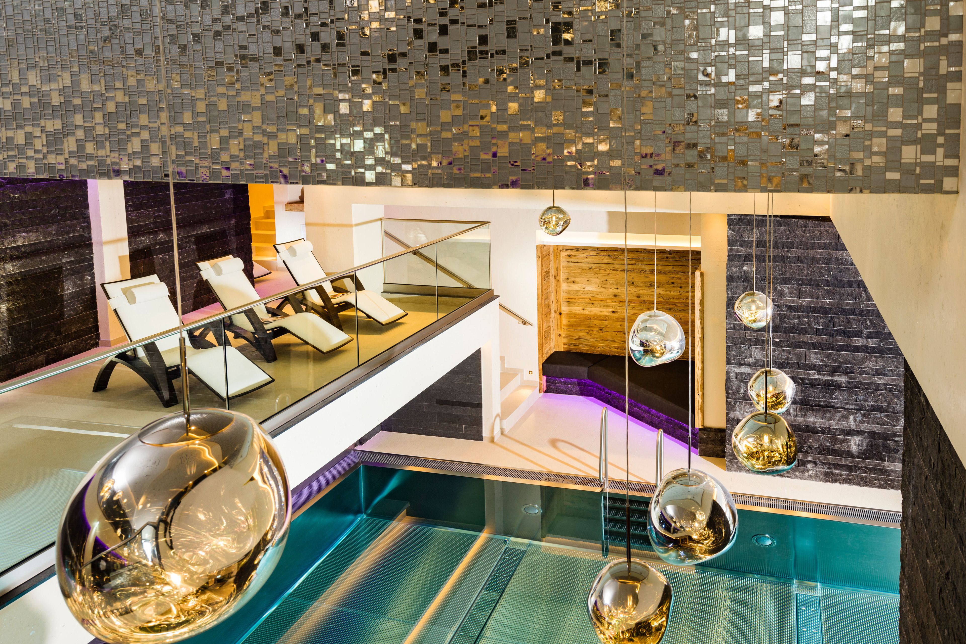 室内游泳池，室外游泳池，池畔遮阳伞，日光浴躺椅