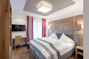 Luxury Double Room, Mountain View | Peralatan tempat tidur hipoalergenik, gebar bulu kapas, bar mini 