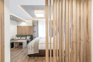 Luxe tweepersoonskamer, uitzicht op bergen | Hypoallergeen beddengoed, donzen dekbedden, een minibar