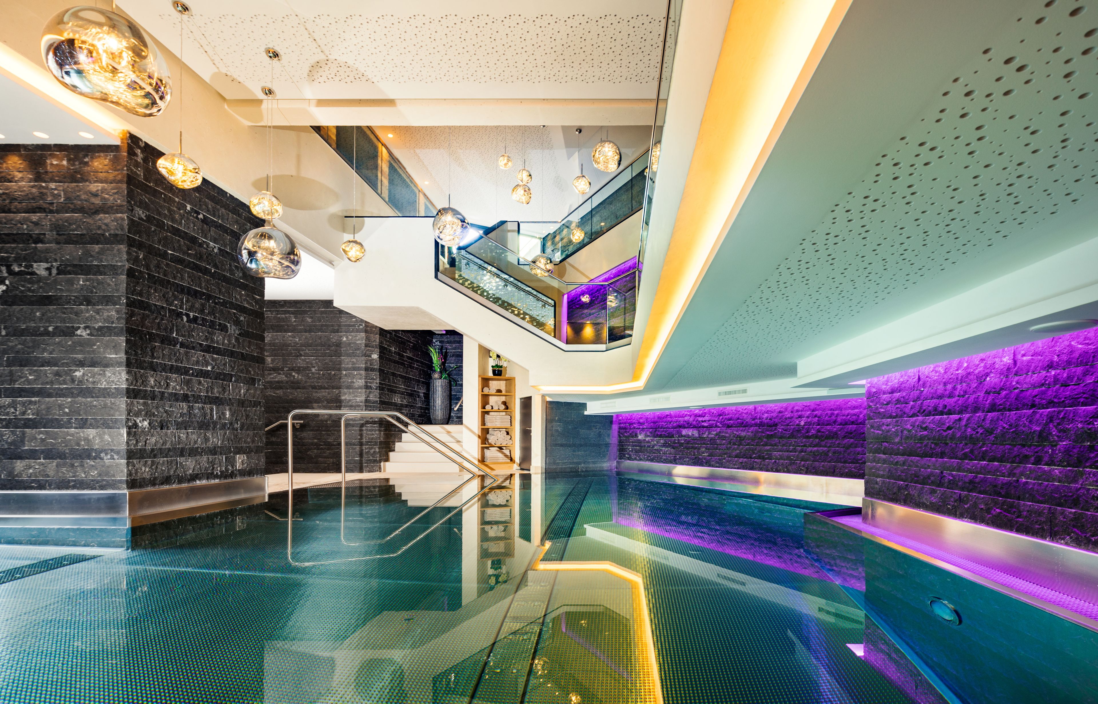 Innendørsbasseng,utendørsbasseng, bassengparasoller og solsenger