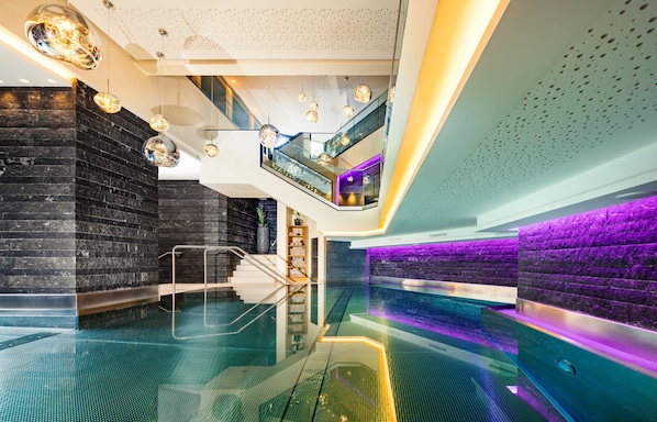 Kolam renang indoor dan kolam renang outdoor, dengan payung kolam renang