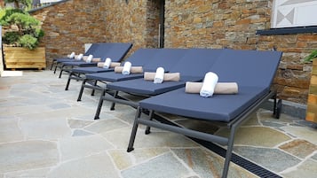 Innenpool, Außenpool, Sonnenschirme, Liegestühle