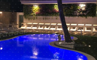 Piscina externa sazonal, guarda-sóis, espreguiçadeiras